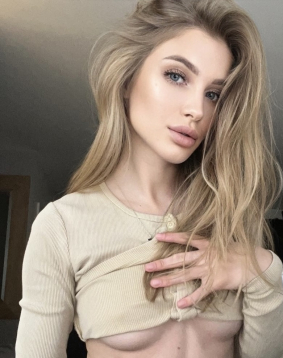 Blonde hair london escort Aurina located in Earls Court