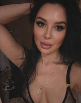 Brown hair london escort Deliora located in Green Park