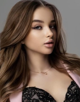 Light-brown  hair london escort Orysa located in South Kensington