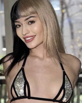 Light-brown hair london escort Akuna located in Oxford Circus