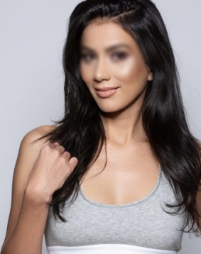 Brown hair london escort Amandi located in West Kensington