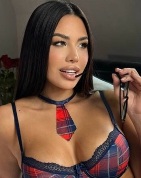 Brown hair london escort Cassia located in Canary Wharf