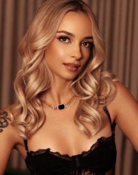 Blonde hair london escort Bumble located in Earls Court