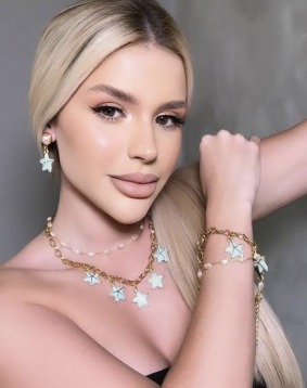 Blonde  hair london escort Burberry located in South Kensington