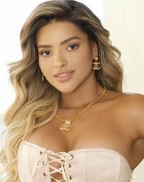 Blonde  hair london escort Cabaret located in Earls Court