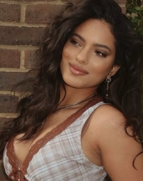 Brown hair london escort Damita located in St James Park