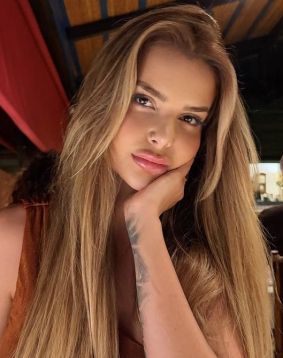Blonde hair london escort Elyra located in Canary Wharf