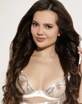 Brown  hair london escort Lizi located in Earls Court