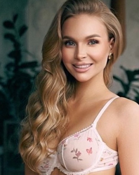 Blonde hair london escort Milasha located in Earls Court