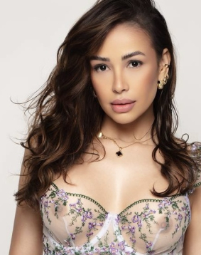 Brown hair london escort Ozelia located in Edgware Road