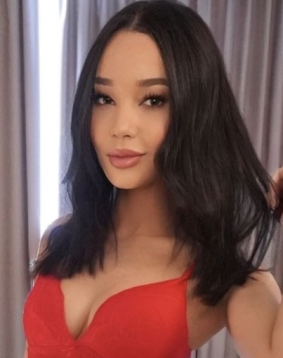 Brown hair london escort Sarine located in Bond Street