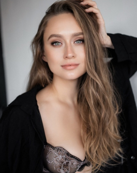 Brown hair london escort Adona located in Earls Court