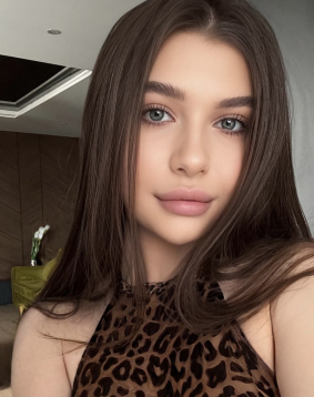 Brown  hair london escort Miracle located in Knightsbridge