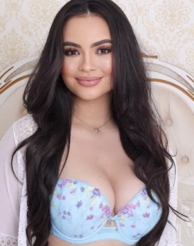 Brown  hair london escort Muneca located in Earls Court