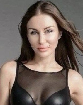 Brown hair london escort Adri located in Gloucester Road