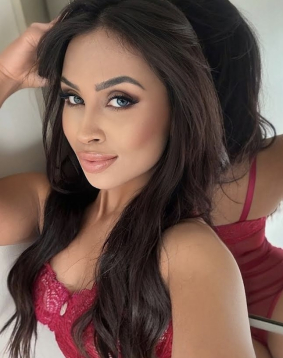 Brown  hair london escort Jeta located in Earls Court