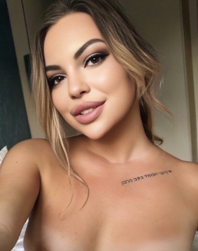 Blonde hair london escort Julia located in Earls Court