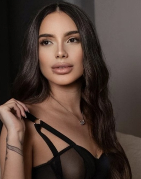 Brown  hair london escort Krozi located in Earls Court