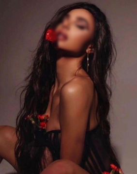 Brown hair london escort Toneata located in Earls Court