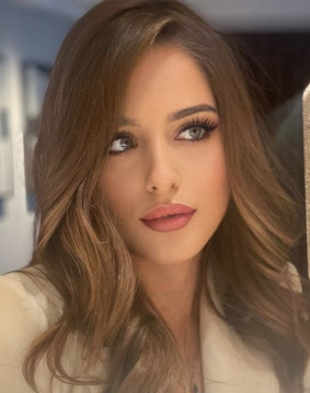 Spanish London escort Angela posing for selfie