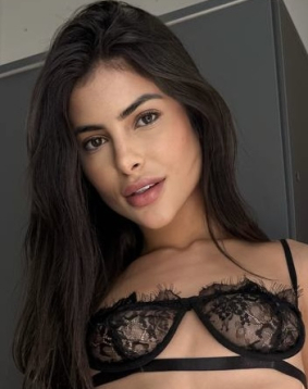 Brown hair london escort Gummi located in Canary Wharf