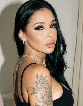 Brown hair london escort Omni located in High Street Kensington