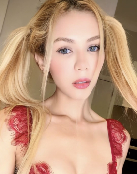 Blonde  hair london escort Arneb located in Earls Court