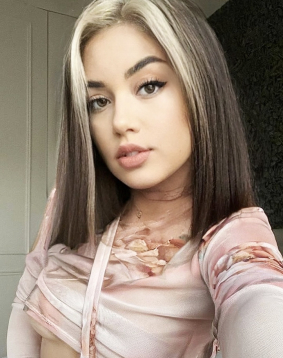 Brown  hair london escort Alicanta located in Sloane Square