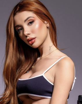 Brown hair london escort Maguana located in Bond Street