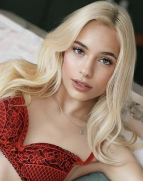 Blonde hair london escort Navona located in St James Park