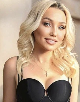 Blonde hair london escort Aleanna located in Earls Court