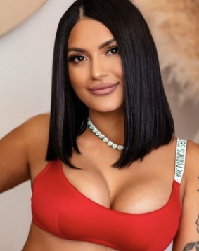 Brown hair london escort Vaima located in Earls Court
