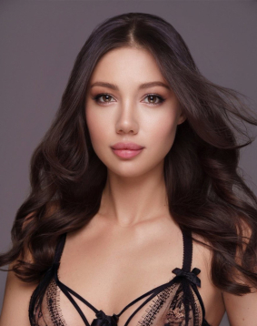 Brown  hair london escort Aldari located in West Brompton