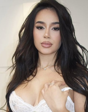 Brown  hair london escort Sisley located in Bond Street