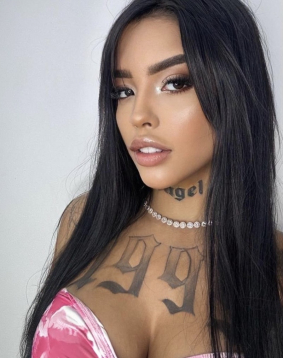 Brown  hair london escort Chau located in Notting Hill Gate