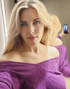 Blonde hair london escort Damika located in Earls Court